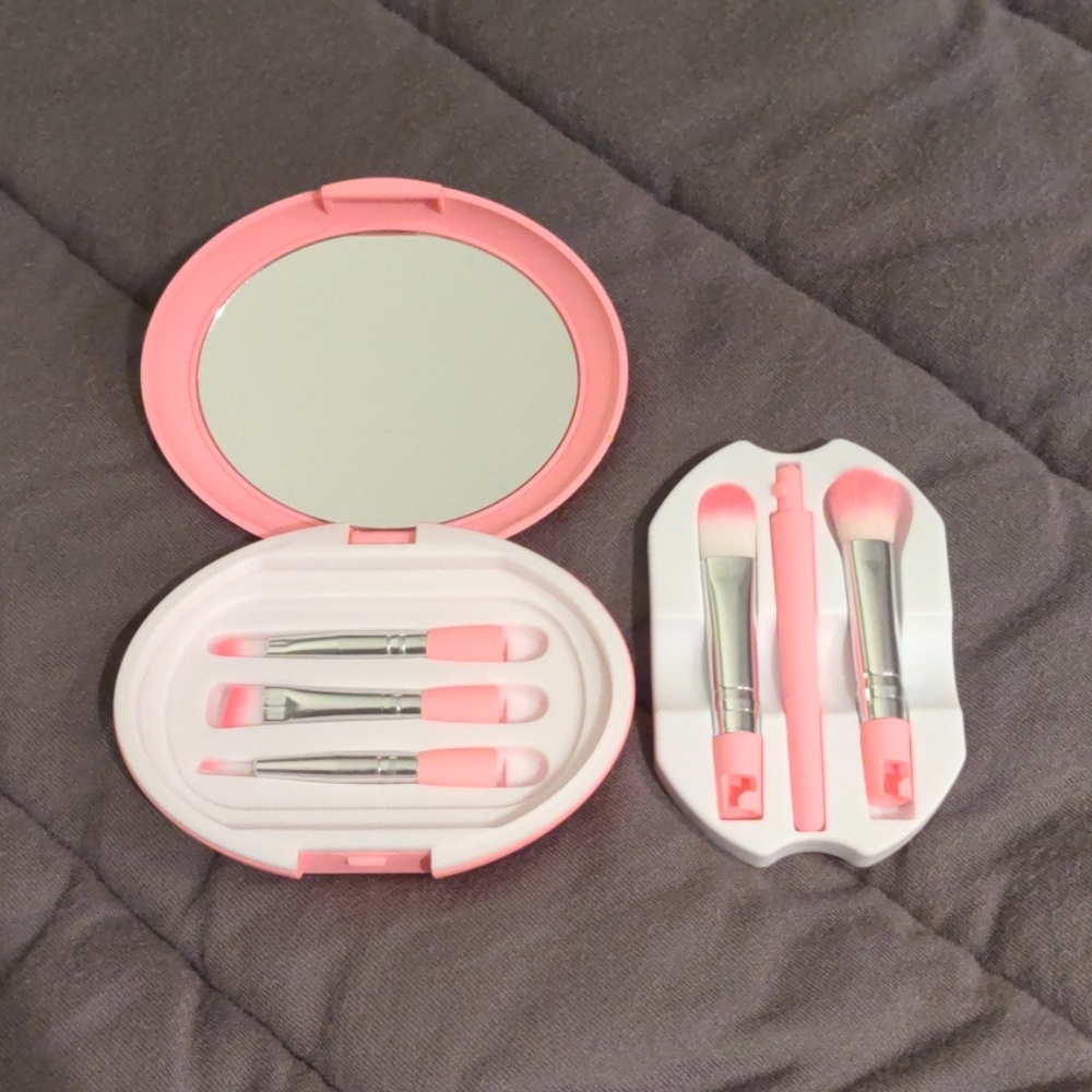 ✨3/$40 - Portable Makeup Brush Set